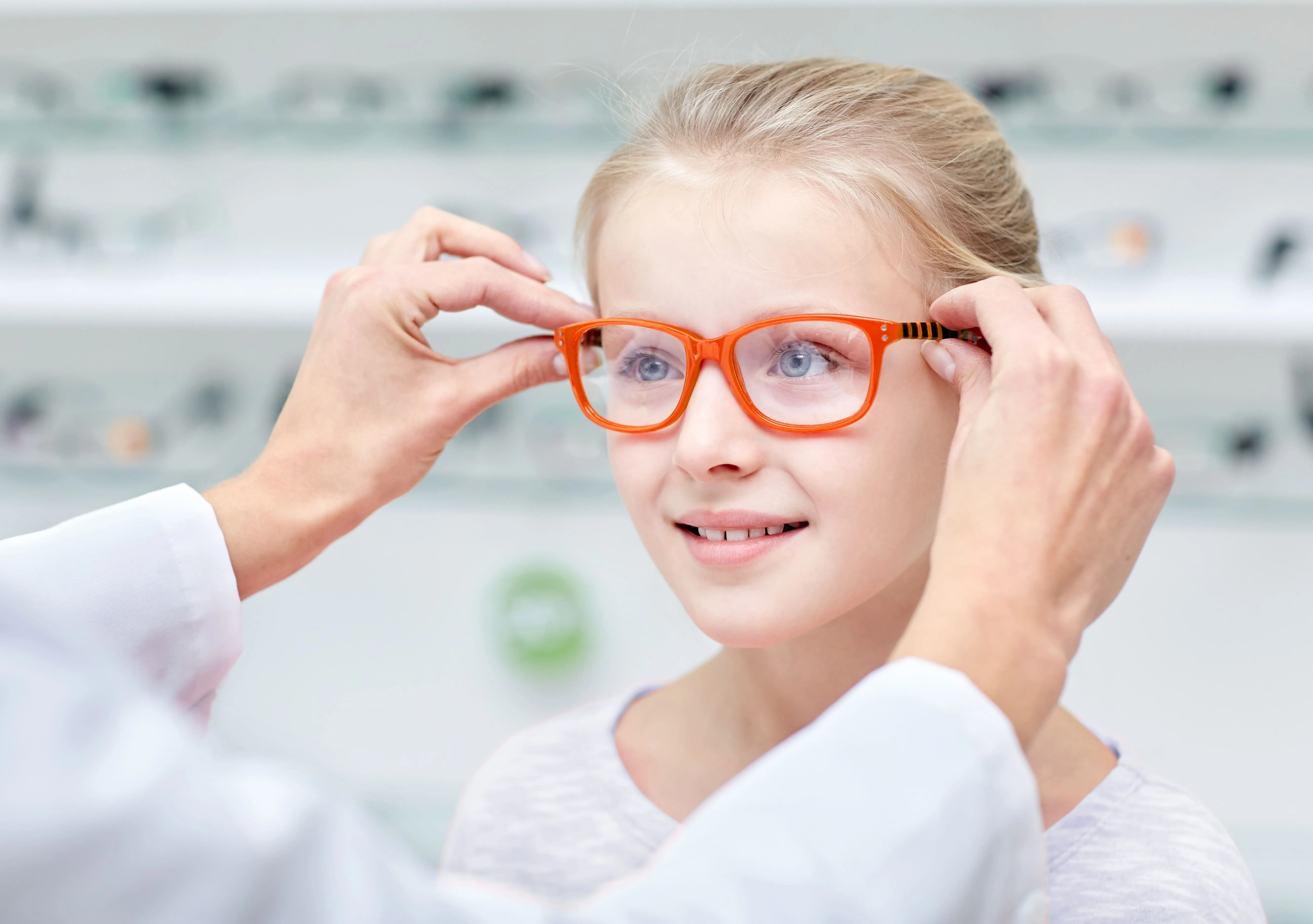 Врач подбирающий очки. Линзы для глаз для зрения близорукость. Очки для зрения. Детские очки для зрения. Оптика очки для зрения.